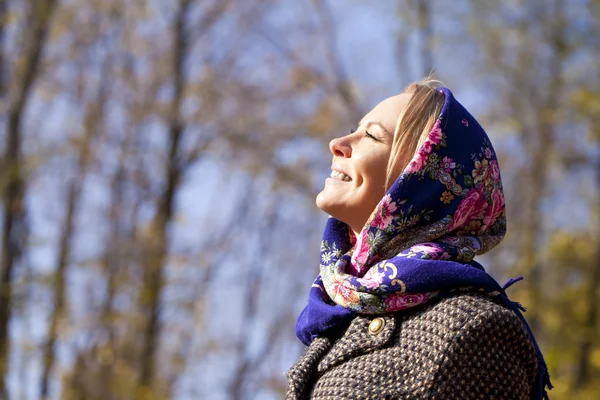 Jong mooi blond vrouw — Stockfoto