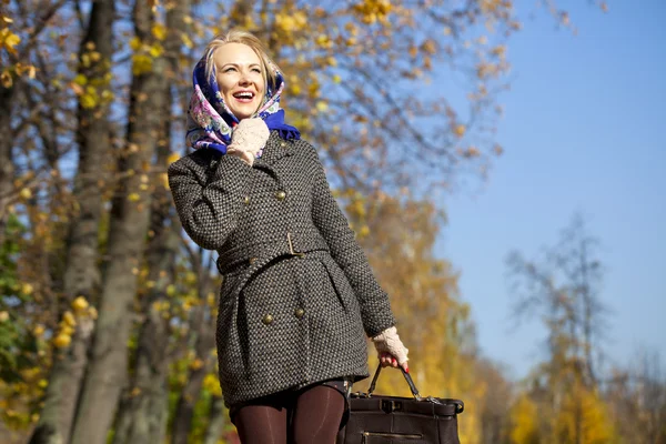 Mladá žena kráčí v podzimním parku — Stock fotografie