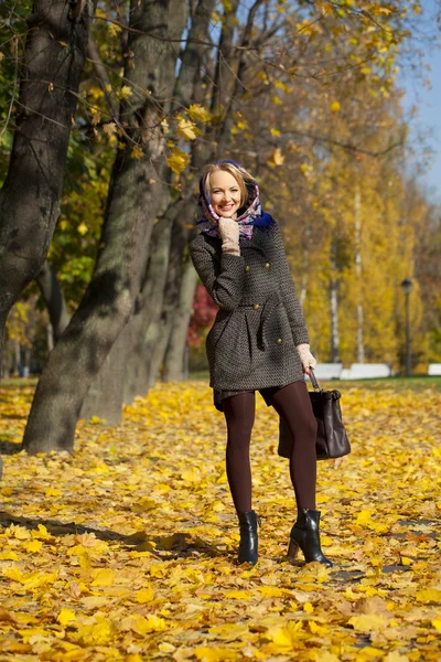 Młoda kobieta spacerująca w jesiennym parku — Zdjęcie stockowe