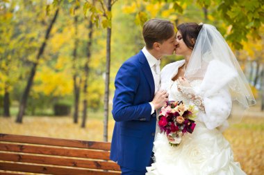Gelin ve damat öpüşme-