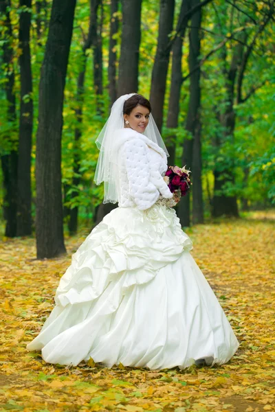 Portrait d'une belle mariée souriante — Photo