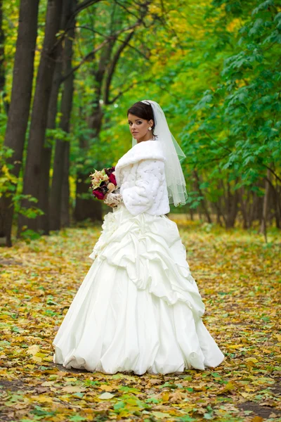 Портрет красивой улыбающейся невесты — стоковое фото
