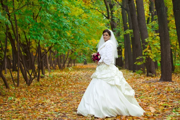 Gülümseyen güzel bir gelinin portresi — Stok fotoğraf