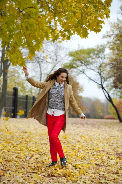 Sonbahar Park'ta yürüyordunuz moda ceket genç kadın — Stok fotoğraf