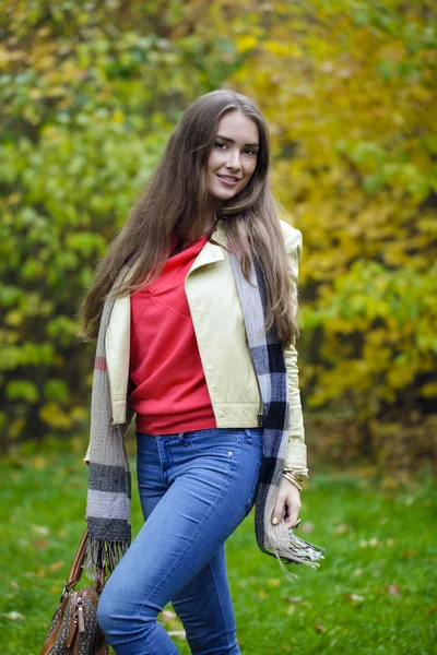Mujer joven en abrigo de moda caminando en el parque de otoño —  Fotos de Stock