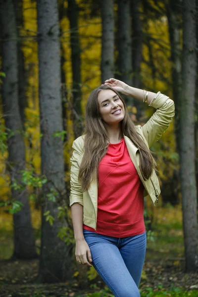 Junge schöne Frau — Stockfoto