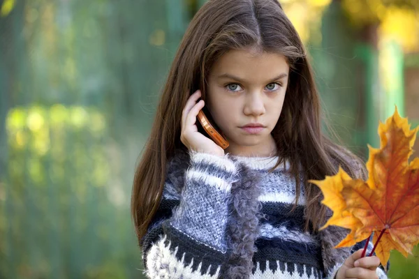 Ragazza della scuola chiamando per telefono — Foto Stock