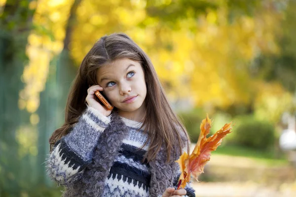 Ragazza della scuola chiamando per telefono — Foto Stock