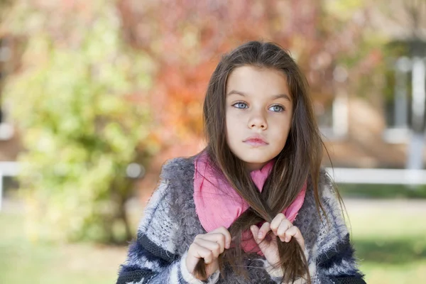 Beautifal little girl in the autumn park — Stock Photo, Image