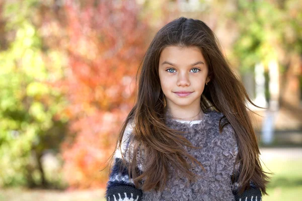 beautifal sonbahar parkta küçük kız 