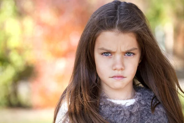 Beautifal liten flicka i parken hösten — Stockfoto