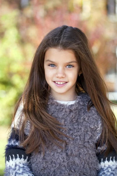 Menina bonita no parque de outono — Fotografia de Stock