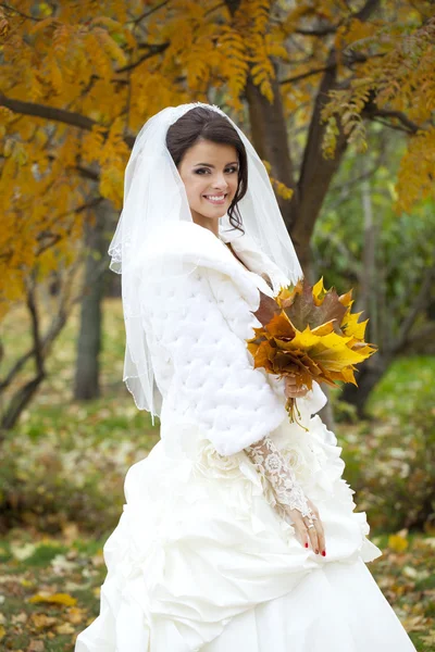 Portrait of a beautiful smiling bride — Stock Photo, Image