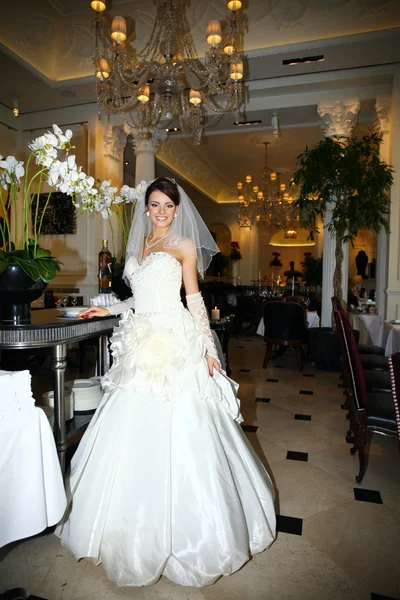 Vackra brud i ovanliga bröllopsklänning i restaurangen — Stockfoto