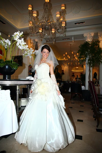 Beautiful bride in unusual wedding dress in the restaurant — Stock Photo, Image