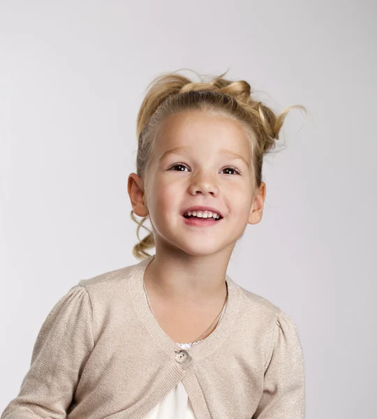 Porträt eines hübschen liitlen Mädchens — Stockfoto