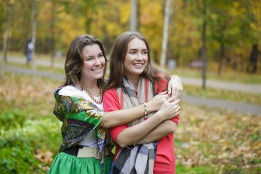 İki güzel genç kadın