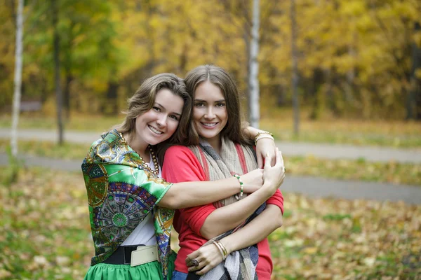 Duas jovens mulheres bonitas — Fotografia de Stock