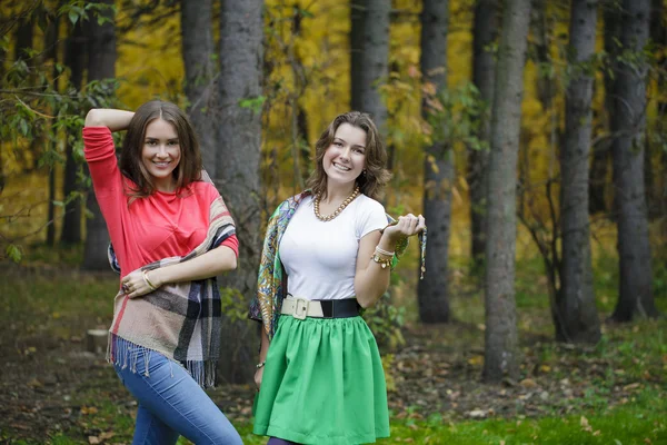 Duas jovens mulheres bonitas — Fotografia de Stock