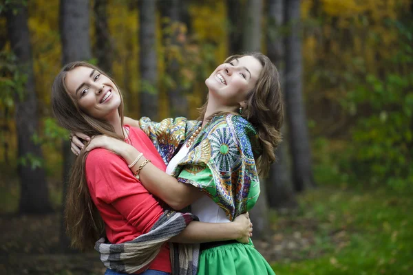 Zwei junge schöne Frauen — Stockfoto