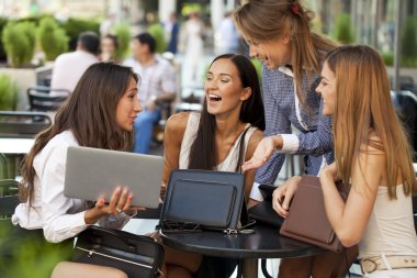 laptop açık bir ofiste çalışan Interracial iş takım