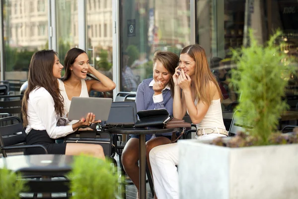 laptop açık bir ofiste çalışan Interracial iş takım
