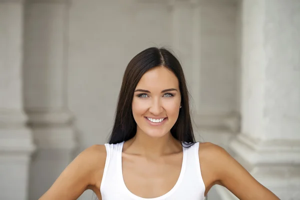 Jovem mulher bonita — Fotografia de Stock