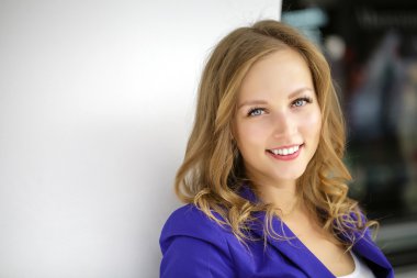 Genç güzel kadın.