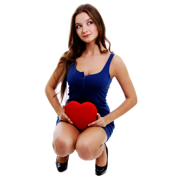Fiatal nő kezében piros szív — Stock Fotó