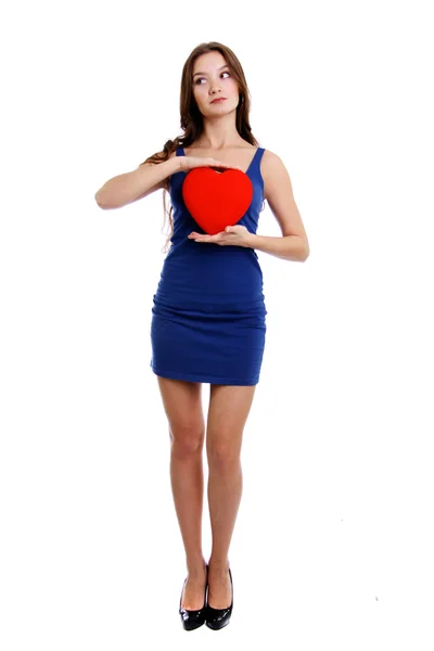 Mujer joven sosteniendo el corazón rojo — Foto de Stock