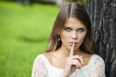 kadın işaret parmağı sessizlik bir belirtisi olarak dudaklarını koydu