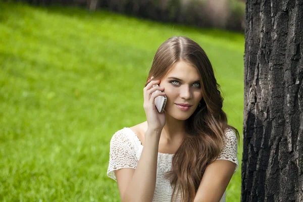 Happy krásná dívka volá po telefonu — Stock fotografie