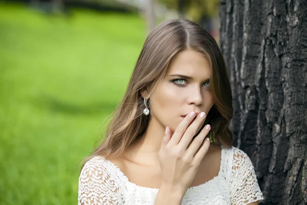 Joven hermosa mujer — Foto de Stock