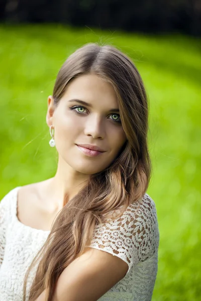 Jovem mulher bonita — Fotografia de Stock