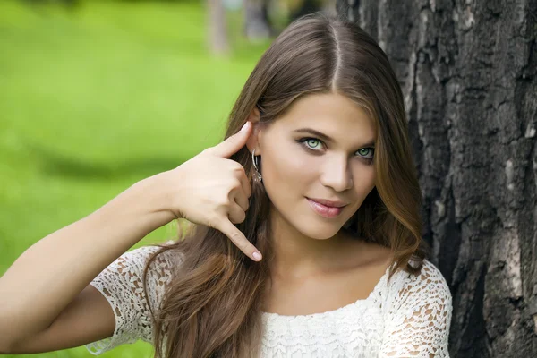 Mulher loira feliz bonita fazendo um chamado me gesto — Fotografia de Stock