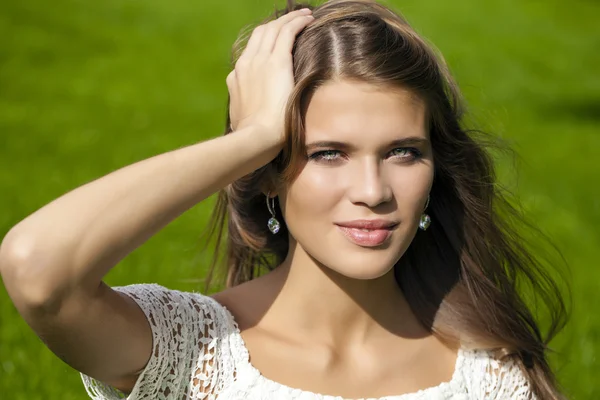 Jovem mulher bonita — Fotografia de Stock