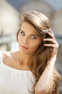 Beyaz elbiseli güzel bir kadın.