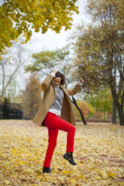 Sonbahar Park'ta yürüyordunuz moda ceket genç kadın