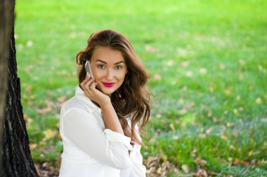 telefon ederken mutlu güzel kız 