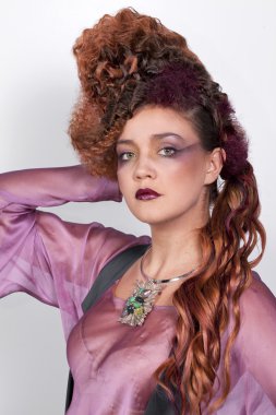 Trendy çekici saç modeli olan güzel kadın