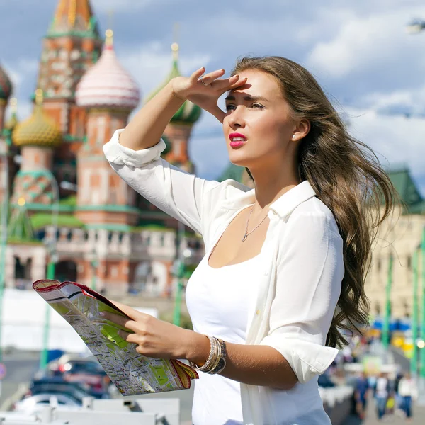 Jovem menina bonita segurando um mapa turístico de Moscou — Fotografia de Stock