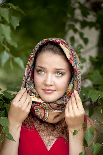 国民の柄のスカーフで美容女性 — ストック写真