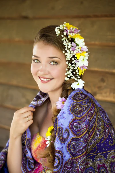 Femme de beauté dans l'écharpe nationale à motifs — Photo