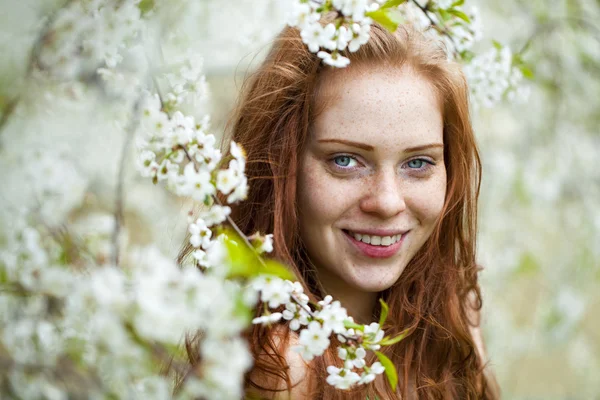 Romantik genç bir kadın portresi — Stok fotoğraf