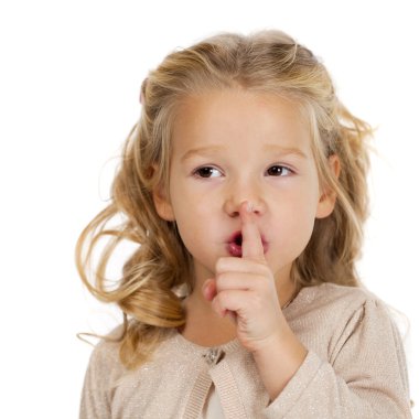 küçük kız işaret parmağı dudaklar için sessizlik işareti olarak koymuştur