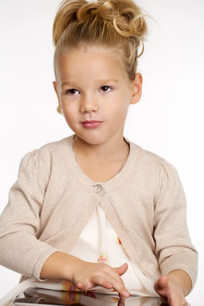 Κοριτσάκι με δισκίο συσκευή απομονωθεί λευκό φόντο — Φωτογραφία Αρχείου