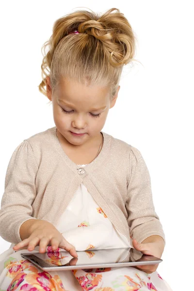 Κοριτσάκι με δισκίο συσκευή απομονωθεί λευκό φόντο — Φωτογραφία Αρχείου