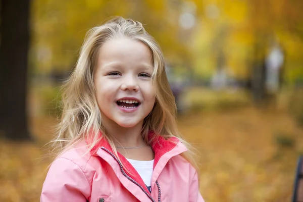 Retrato de una chica bonita liitle — Foto de Stock