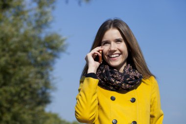 telefon ederken mutlu güzel kadın 