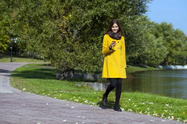 Happy beautiful woman calling by phone — Stock Photo, Image